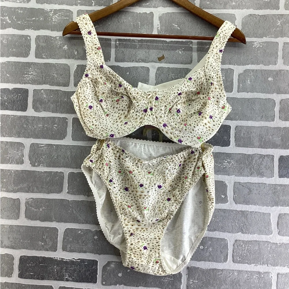 Vintage Cream floral matching bra and underwear set size 9/ 40d
